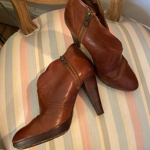 US10 Frye “Campus” Brown Leather Heeled Booties